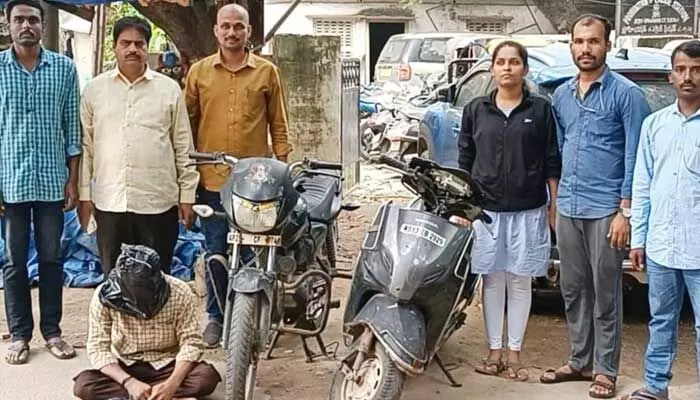 గంజాయి విక్రేత అరెస్ట్..రెండు వాహనాలు స్వాధీనం గంజాయి విక్రేత అరెస్ట్..రెండు వాహనాలు స్వాధీనం