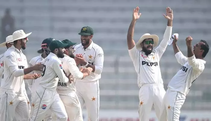 PAK vs ENG : రెండో టెస్టులో ఇంగ్లాండ్ను మట్టికరిపించిన పాక్.. నాలుగేళ్ల తర్వాత గెలుపు PAK vs ENG : రెండో టెస్టులో ఇంగ్లాండ్ను మట్టికరిపించిన పాక్.. నాలుగేళ్ల తర్వాత గెలుపు