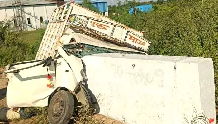 కల్వర్టును ఢీకొని ట్రాలీ ఆటో డ్రైవర్ దుర్మరణం కల్వర్టును ఢీకొని ట్రాలీ ఆటో డ్రైవర్ దుర్మరణం