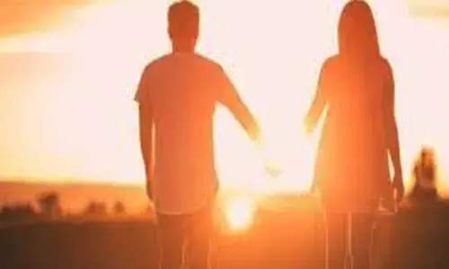 పెళ్లికి నిరాకరించిన పెద్దలు.. ఇంట్లో నుంచి వెళ్లిపోయిన ప్రేమ జంట.. చివరికి ఏమైందంటే?