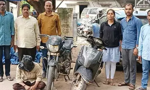 గంజాయి విక్రేత అరెస్ట్..రెండు వాహనాలు స్వాధీనం
