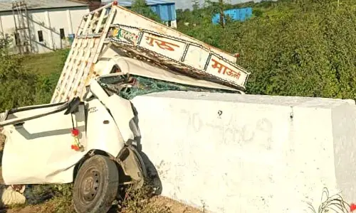 కల్వర్టును ఢీకొని ట్రాలీ ఆటో డ్రైవర్​ దుర్మరణం