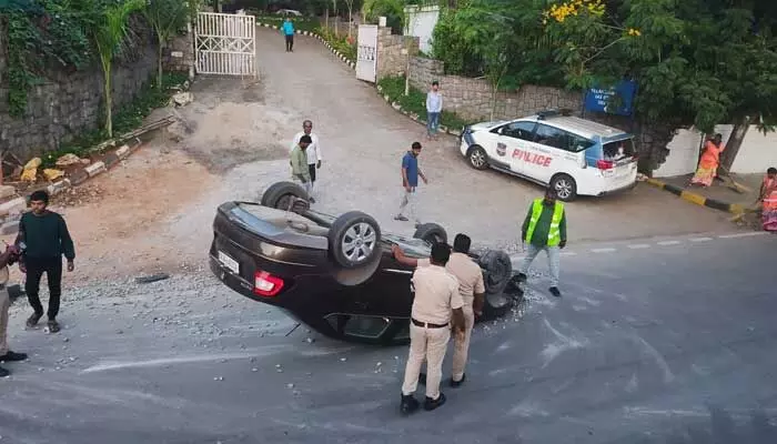 ప్రజా భవన్ వద్ద కారు బీభత్సం.. ప్రజా భవన్ వద్ద కారు బీభత్సం..