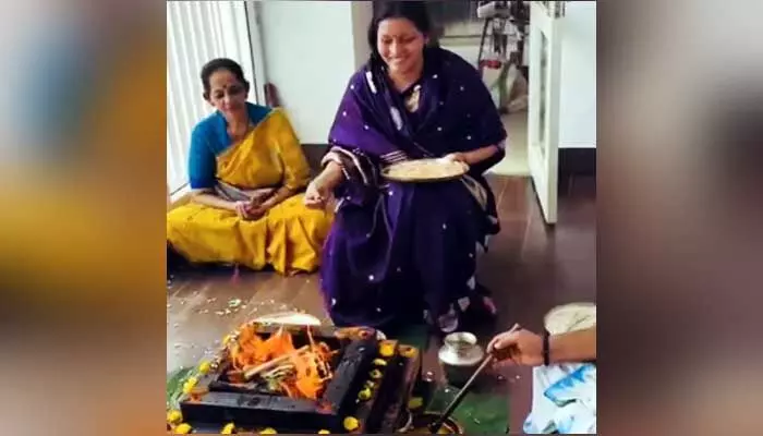 Renu Desai : చండీ హోమం చేసిన రేణు దేశాయ్ Renu Desai : చండీ హోమం చేసిన రేణు దేశాయ్