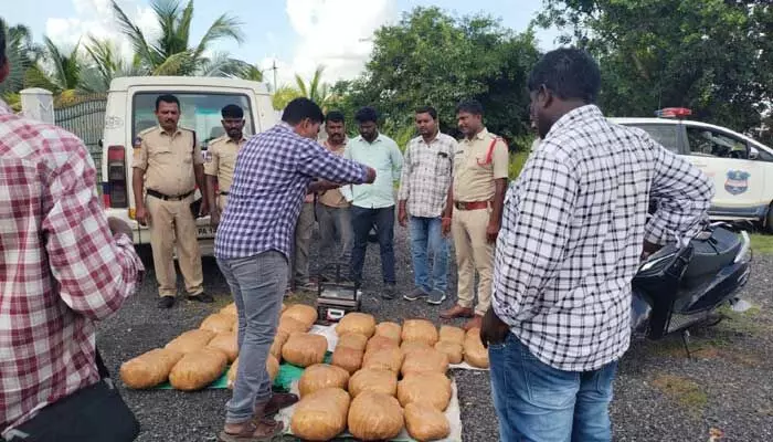 కారు బోల్తా.. బయటపడిన గంజాయి కారు బోల్తా.. బయటపడిన గంజాయి
