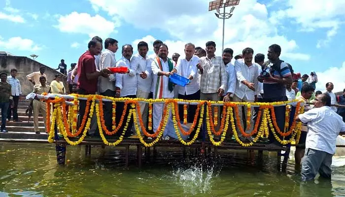మత్స్యకారుల ఆర్థిక అభివృద్ధికి ప్రభుత్వం కృషి మత్స్యకారుల ఆర్థిక అభివృద్ధికి ప్రభుత్వం కృషి