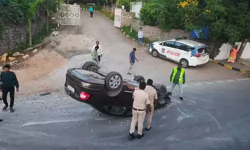 ప్రజా భవన్ వద్ద కారు బీభత్సం..