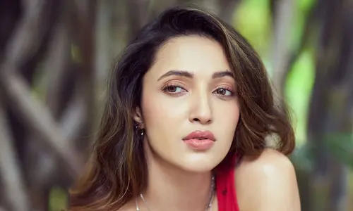 Neha Shetty : లేలేత అందాలతో కైపెక్కిస్తున్న  అందాల రాధికా