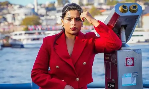 Kavya Kalyanram: రెడ్ డ్రెస్‌లో పిచ్చెక్కిస్తున్న  ‘బలగం’ బ్యూటీ..