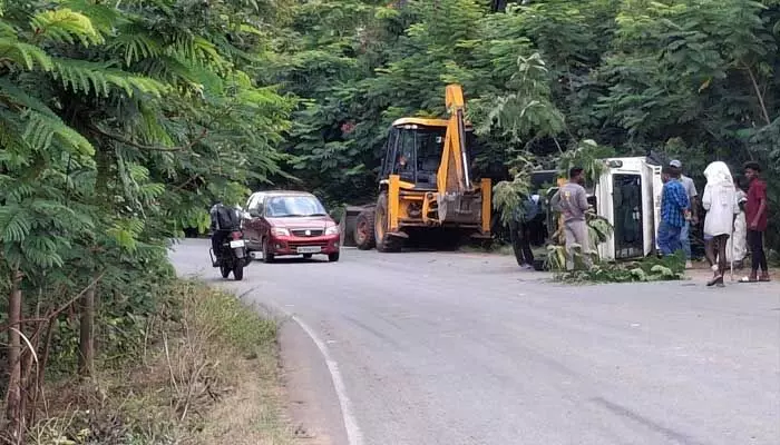 త్రుటిలో తప్పిన పెనుప్రమాదం.. త్రుటిలో తప్పిన పెనుప్రమాదం..