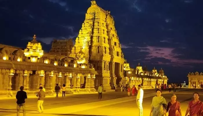 భక్తులకు బిగ్ షాక్.. యాదాద్రి ఆలయ అధికారులు కీలక నిర్ణయం భక్తులకు బిగ్ షాక్.. యాదాద్రి ఆలయ అధికారులు కీలక నిర్ణయం