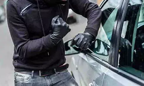Crime News : ట్యాంక్‌బండ్‌పై భారీ దారి దోపిడీ.. వ్యాపారి నుంచి రూ.17 లక్షలు చోరీ