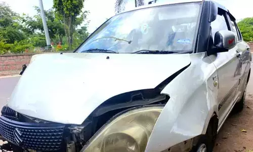 వేములవాడలో కారు బీభత్సం