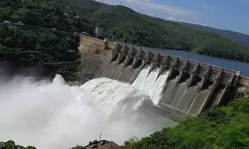 Srisailam Dam: శ్రీశైలం జలాశయానికి కొనసాగుతున్న వరద