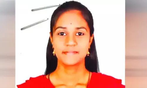భవనం మీద నుంచి దూకి యువతి ఆత్మహత్య