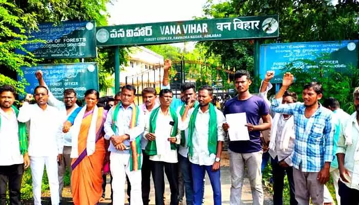 ఆదిలాబాద్ ఎఫ్ఆర్ఓ పై చర్యలు తీసుకోవాలి ఆదిలాబాద్ ఎఫ్ఆర్ఓ పై చర్యలు తీసుకోవాలి