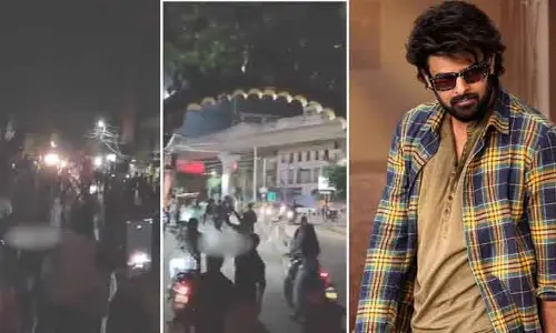అర్థరాత్రి వేళ ప్రభాస్‌ అభిమానుల హల్‌చల్‌