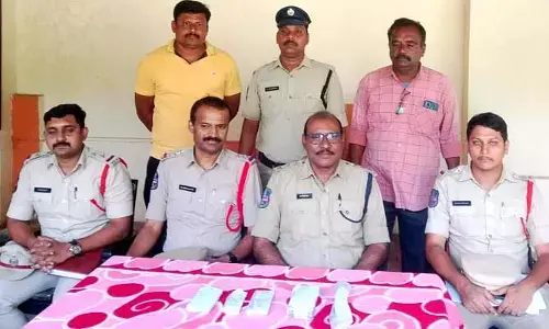 విద్యుత్ మోటార్లు, టూవీలర్ల దొంగ అరెస్ట్