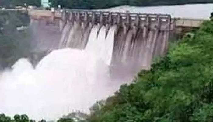 Srisailam Dam:శ్రీశైలం జలాశయానికి కొనసాగుతున్న వరద.. ఆరోసారి గేట్లు ఎత్తివేత Srisailam Dam:శ్రీశైలం జలాశయానికి కొనసాగుతున్న వరద.. ఆరోసారి గేట్లు ఎత్తివేత