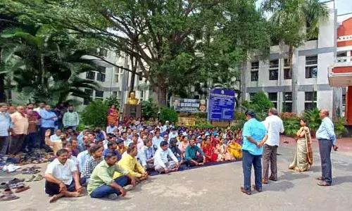 అంబేద్కర్ వర్సిటీలో ఆగని ఉద్యోగుల నిరసనలు
