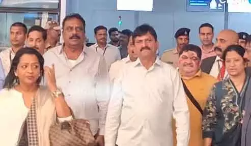 కొరియా నుంచి రాష్ట్రానికి చేరుకున్న మంత్రుల బృందం కొరియా నుంచి రాష్ట్రానికి చేరుకున్న మంత్రుల బృందం