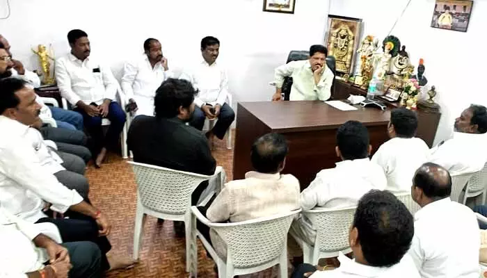 నిధులు లేక ప్రభుత్వ విభాగాలు పని చేయడం లేదు నిధులు లేక ప్రభుత్వ విభాగాలు పని చేయడం లేదు