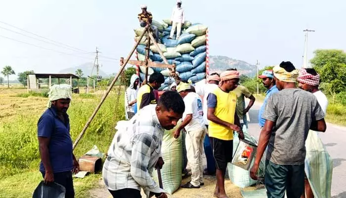 ధాన్యం దళారుల పాలు ధాన్యం దళారుల పాలు