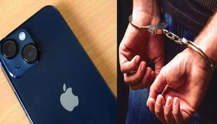 Fake IPhones : నకిలీ ఐఫోన్లు అమ్ముతున్న నలుగురి అరెస్ట్ Fake IPhones : నకిలీ ఐఫోన్లు అమ్ముతున్న నలుగురి అరెస్ట్