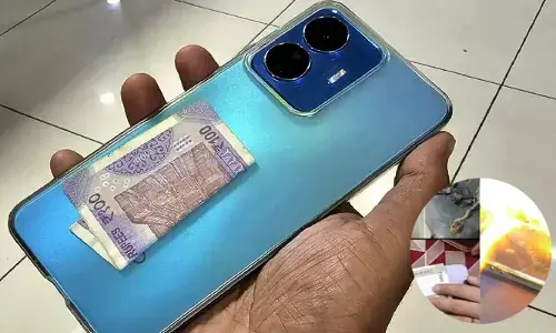 Smart phone alert : ఫోన్ చేతిలో ఉన్నప్పుడు ఆ పని చేస్తున్నారా..? ఏం జరుగుతుందో తెలిస్తే షాక్ అవుతారు!