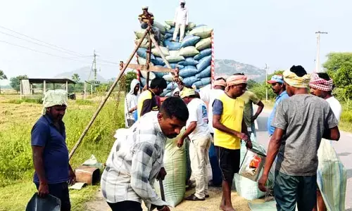 ధాన్యం దళారుల పాలు
