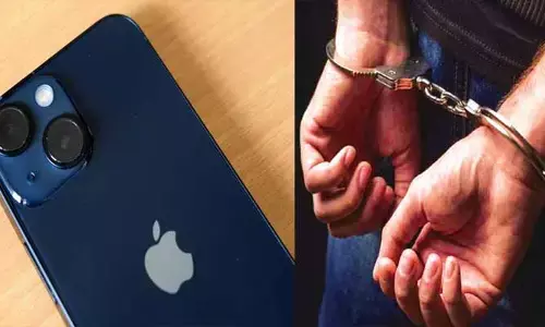 Fake IPhones : నకిలీ ఐఫోన్లు అమ్ముతున్న నలుగురి అరెస్ట్