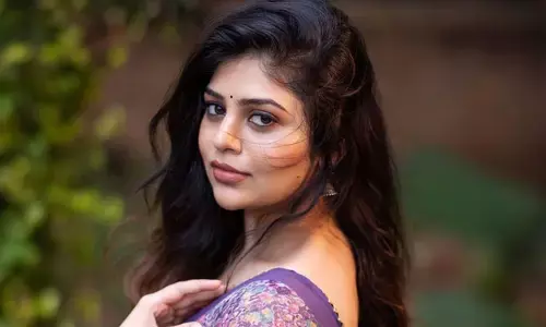 చీరలో  కుర్రకారుని కవ్విస్తున్న Bandhavi Sridhar