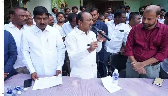 Etala : ఆసైన్డ్ భూములు సీఎం జాగీరు కాదు : ఈటల ఫైర్ Etala : ఆసైన్డ్ భూములు సీఎం జాగీరు కాదు : ఈటల ఫైర్