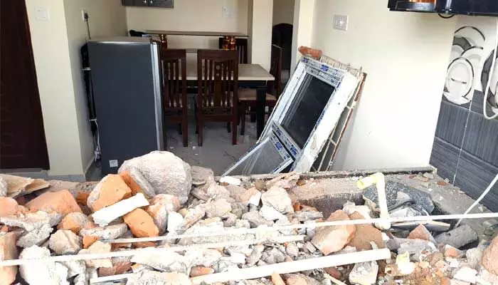 Demolition : కుటుంబం దైవ దర్శనానికి...అధికారులు కూల్చివేతకు... Demolition : కుటుంబం దైవ దర్శనానికి...అధికారులు కూల్చివేతకు...