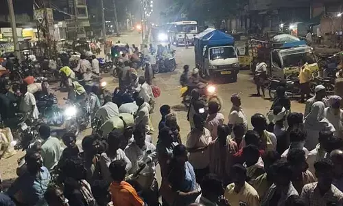 market : పొద్దుపొద్దున్నే రోడ్డు పై బైఠాయించి రైతుల ఆందోళన..