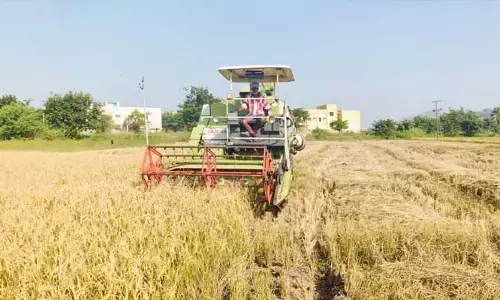 Rice harvesters : వరికోతకు యంత్రాల కొరత..