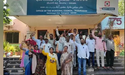 Municipal Office : మున్సిపల్ కార్యాలయం ముందు వార్డ్ అధికారుల ధర్నా..