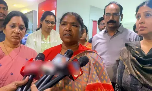 Seethakka : నాలుగేళ్ల చిన్నారిపై లైంగిక దాడి.. బాధిత కుటుంబానికి సీతక్క భరోసా