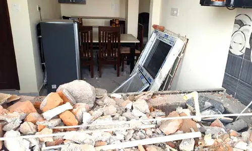 Demolition : కుటుంబం దైవ దర్శనానికి...అధికారులు కూల్చివేతకు...