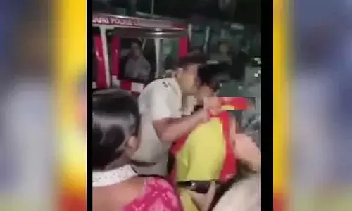 Lip kiss : మ‌ద్యం మ‌త్తులో యువ‌తికి లేడీ పోలీస్ లిప్‌కిస్