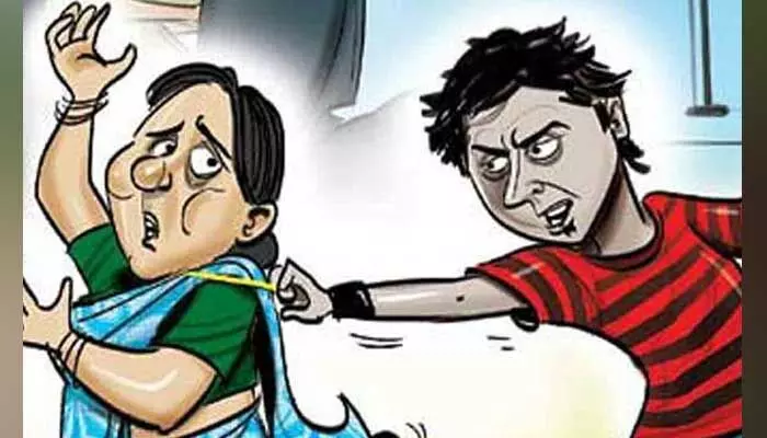 Chain Snatching : నిజామాబాద్ నగరంలో మరో చైన్ స్నాచింగ్.. Chain Snatching : నిజామాబాద్ నగరంలో మరో చైన్ స్నాచింగ్..