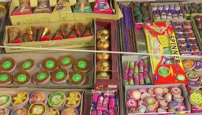 Green Crackers: దీపావళికి గ్రీన్ క్రాకర్స్.. వీటి వల్ల హాని ఉండదా ? Green Crackers: దీపావళికి గ్రీన్ క్రాకర్స్.. వీటి వల్ల హాని ఉండదా ?
