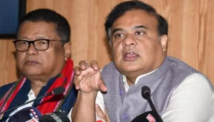 Assam CM: బంగ్లా అక్రమ వలసలను అడ్డుకునేందుకు బెంగాల్ సహకారం కోరిన అస్సాం సీఎం Assam CM: బంగ్లా అక్రమ వలసలను అడ్డుకునేందుకు బెంగాల్ సహకారం కోరిన అస్సాం సీఎం