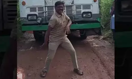 RTC Driver:ఆగిపోయిన ఆర్టీసీ బస్సు.. ఆ సాంగ్‌తో అదిరిపోయే స్టెప్పులు వేసిన డ్రైవర్(వీడియో వైరల్)