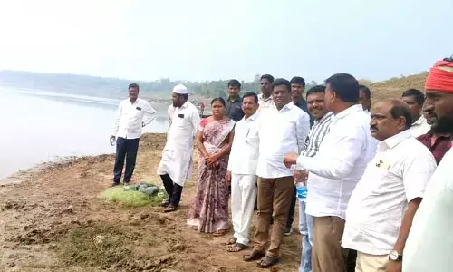 Pranahita river : గల్లంతైన యువకుల కోసం గజ ఈతగాళ్లలో వెతికించండి