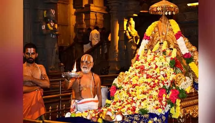 Yadagirigutta : యాదగిరిగుట్టలో వైభవంగా లక్ష పుష్పార్చన Yadagirigutta : యాదగిరిగుట్టలో వైభవంగా లక్ష పుష్పార్చన