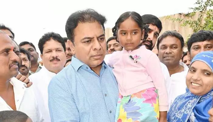 KTR: వేదశ్రీ కుటుంబాన్ని పరామర్శించిన కేటీఆర్.. ఆర్థికసాయం KTR: వేదశ్రీ కుటుంబాన్ని పరామర్శించిన కేటీఆర్.. ఆర్థికసాయం