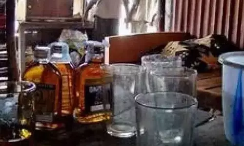 Belt shops : బెల్ట్ జోరు.. ప్రజలు బేజారు..