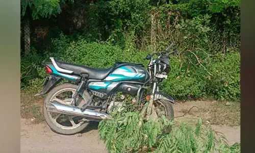 Accident : స్కూల్ బస్సు ఢీకొని వ్యక్తికి గాయాలు..