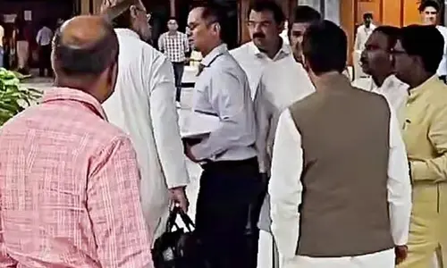 Waqf Bill: వక్ఫ్ బిల్లుపై జేపీసీ సమావేశం.. ప్రతిపక్ష నేతల వాకౌట్